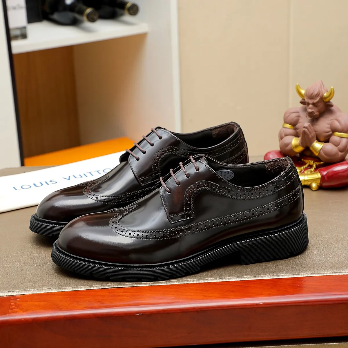 Men's shoes 💰620 💰 Louis Vuitton LV ® Autumn and Winter 🆕 models 🔛Full shoe counter First layer cowhide, 🐂leather lined casual shoes for men, super soft outsole, essential for driving. Counter synchronized original first layer cowhide completely 1:1 mold customization 🌹Top version, 2 colors available! Number: 38-45 (37.46. Customized)